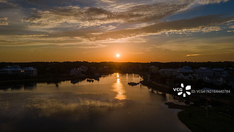美国北卡罗来纳州卡罗莱纳海滩日落时分的河流美景图片素材