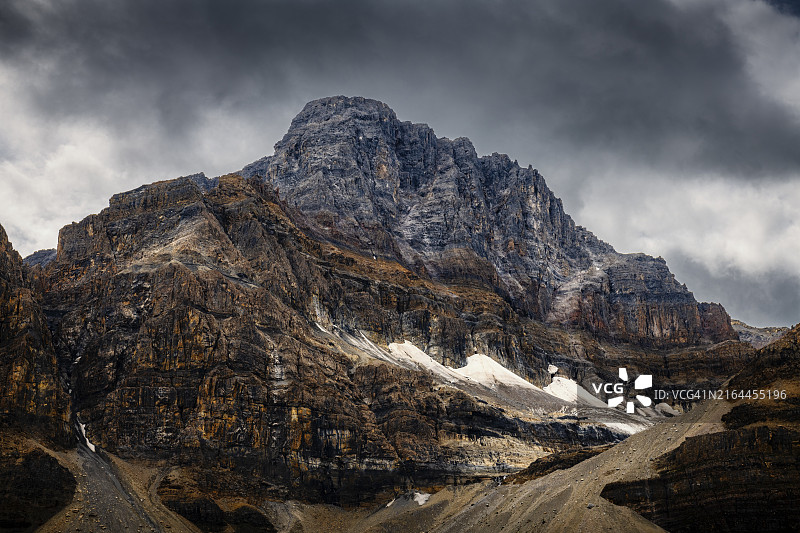 加拿大艾伯塔省哥伦比亚冰原美丽的阿萨巴斯卡冰川图片素材