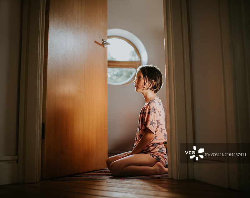 在卧室里跪着的儿童图片素材