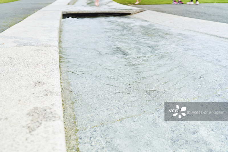 雨后城市水泥水渠流水图片素材