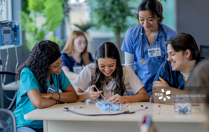 课堂上的医学生图片素材