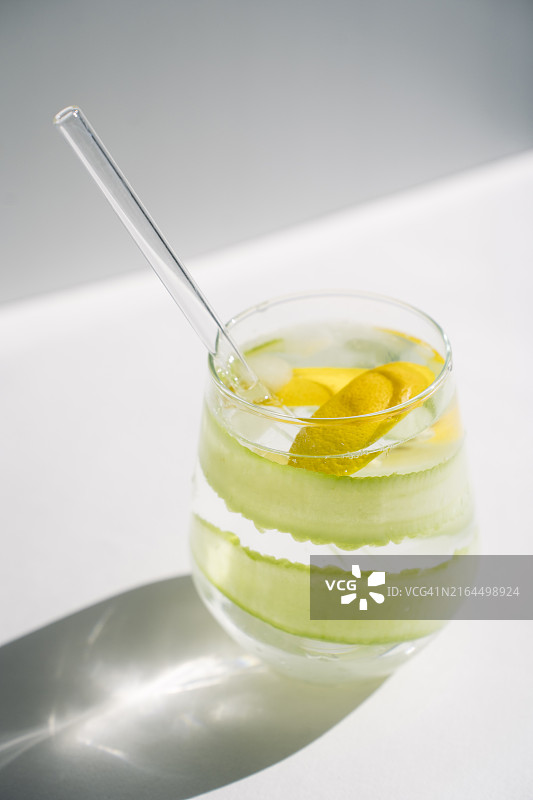 阳光下，注入黄瓜和柠檬的白水图片素材