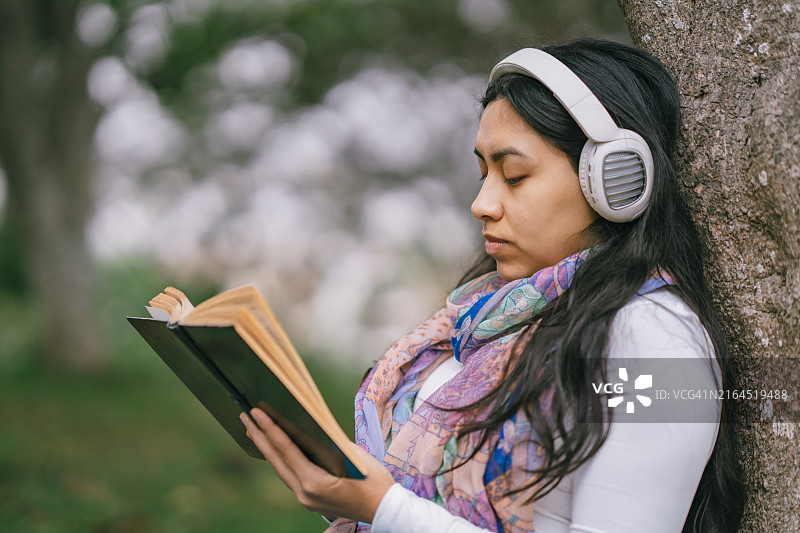 在户外专注阅读的女人图片素材