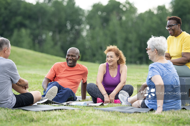 老年人户外健身课程图片素材
