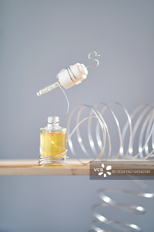 金色面部精华与金属丝静物摄影图片素材