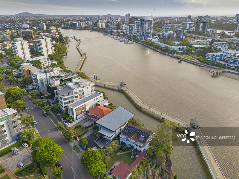 布里斯班河沿岸的公寓和走道图片素材