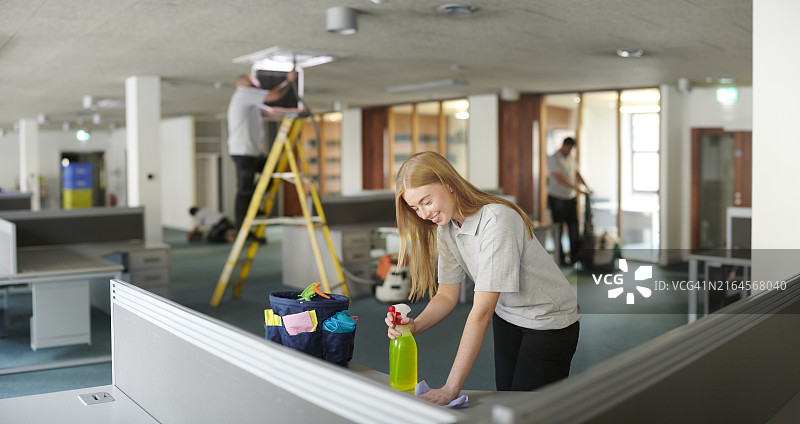 快乐的商业清洁团队图片素材