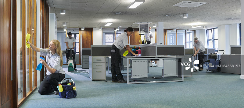 快乐的商业清洁团队图片素材