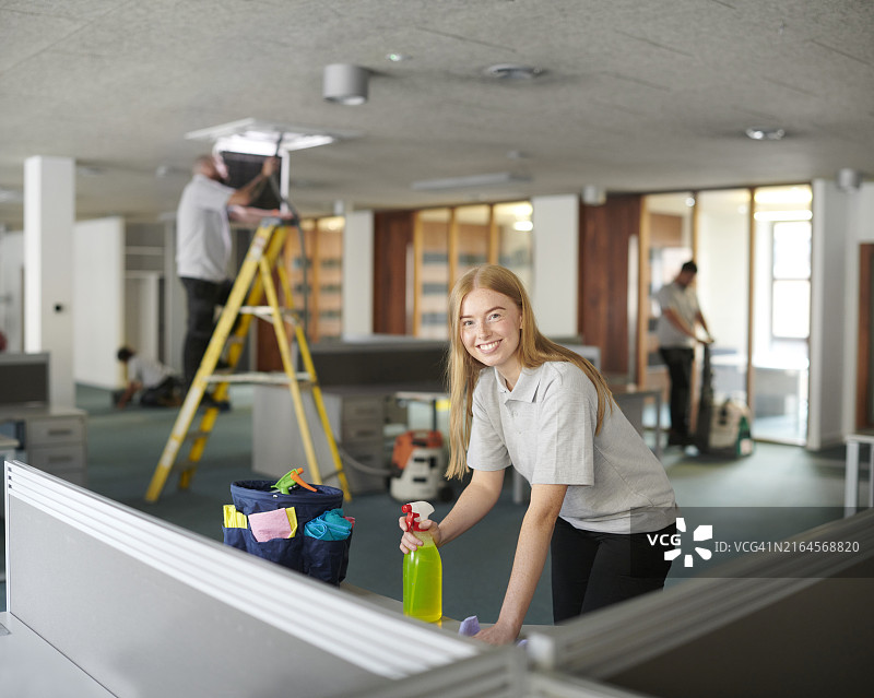 快乐的商业清洁团队图片素材