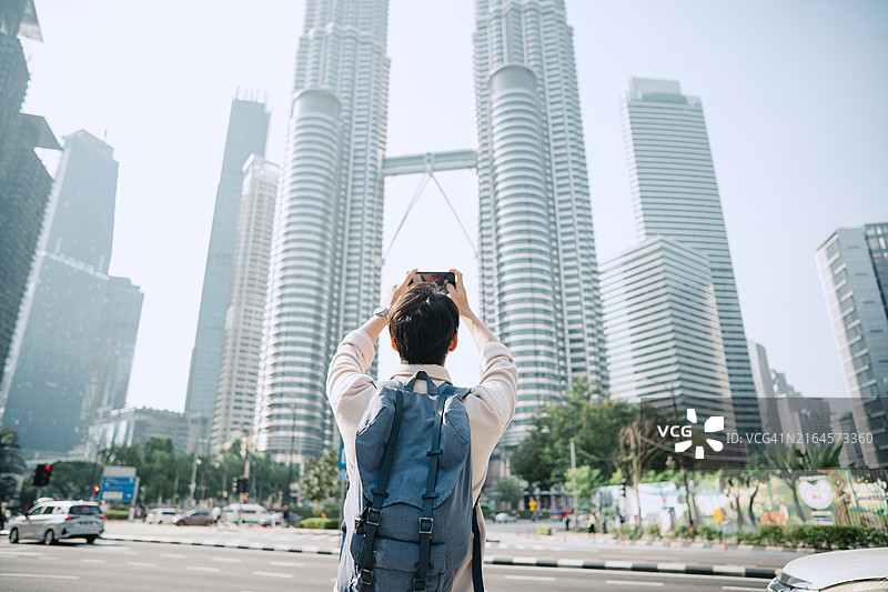 华人青年旅行探索城市图片素材