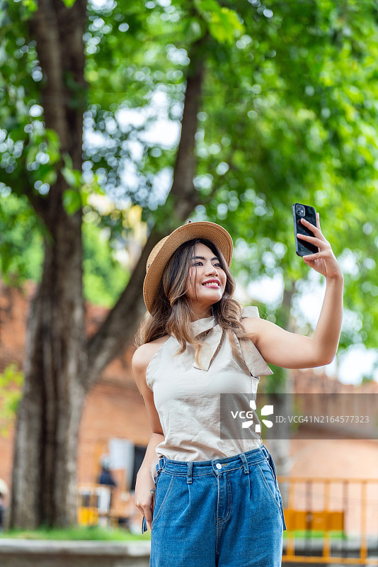 亚洲女游客在清迈塔佩门捕捉精彩瞬间图片素材