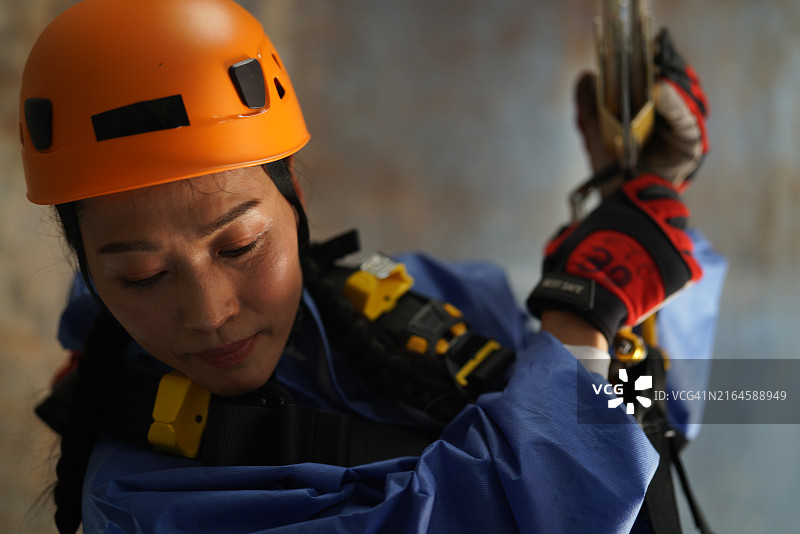 救援演习：帮助被困在狭窄空间中的受害者图片素材