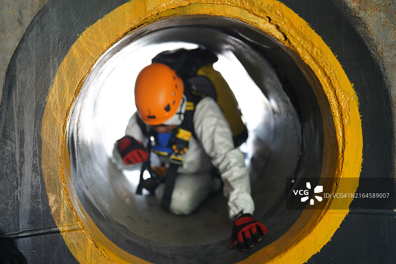 救援演习：帮助被困在狭窄空间中的受害者图片素材