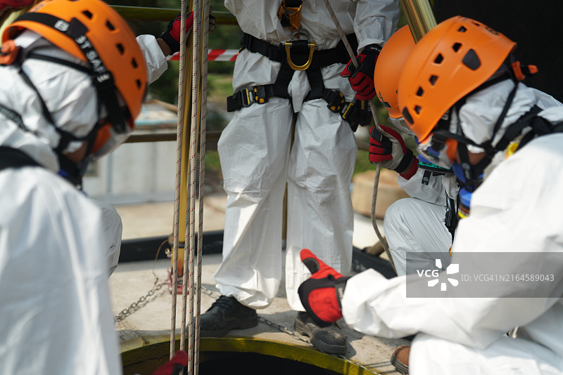 救援演习：帮助受困于狭窄空间的受害者图片素材