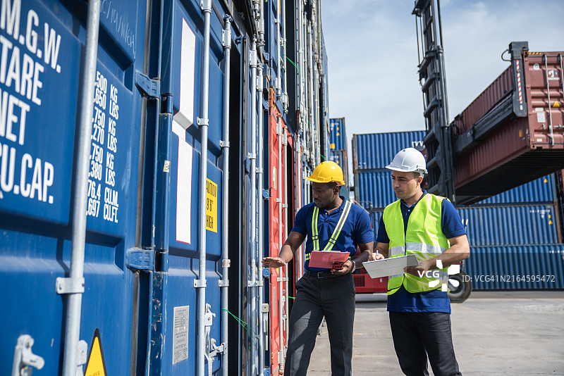 海关检查员站立检查集装箱图片素材
