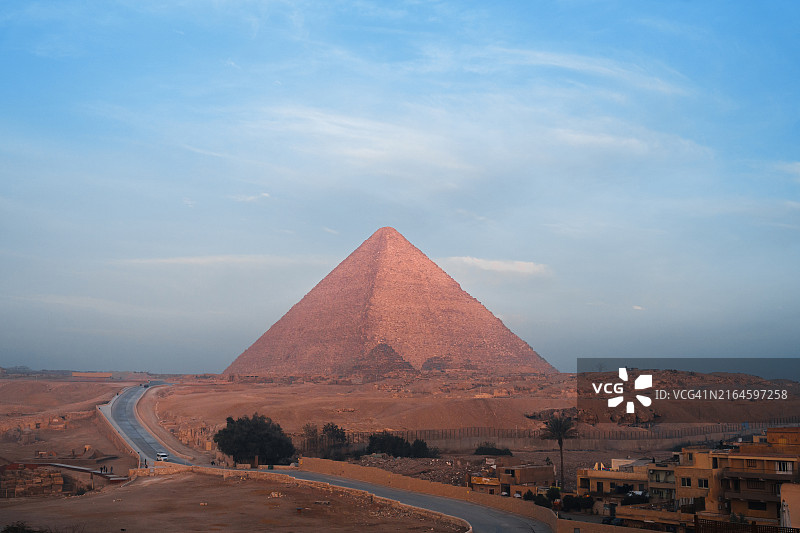 红日下的埃及吉萨大金字塔图片素材
