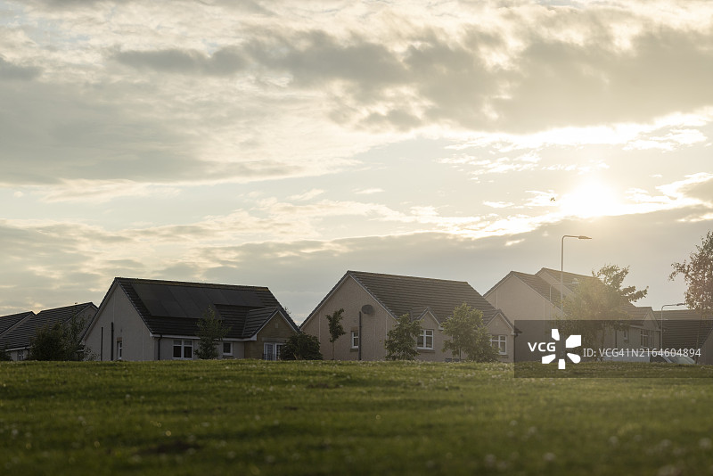 英国城市日落时分的一排房屋图片素材