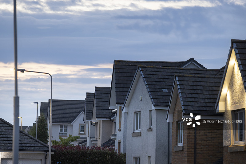 英国城市黄昏时分的一排房屋图片素材