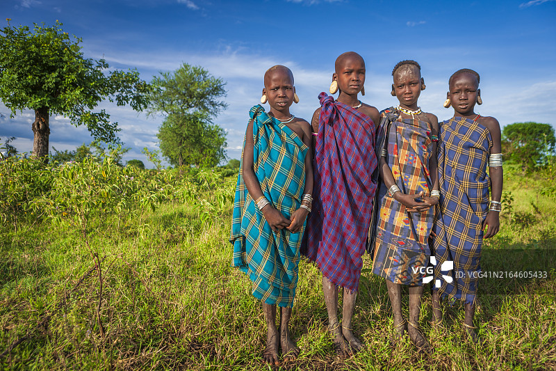来自埃塞俄比亚穆尔西部落的年轻女孩图片素材