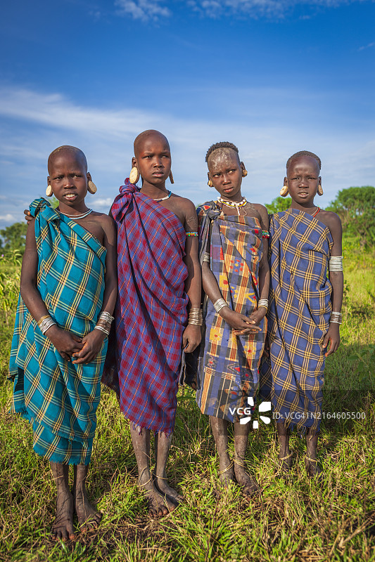 来自埃塞俄比亚穆尔西部落的年轻女孩图片素材