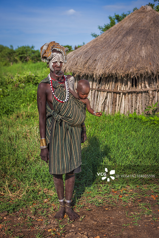 来自非洲埃塞俄比亚穆尔西部落的女性肖像图片素材