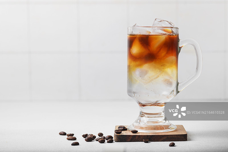 冰镇浓缩咖啡汤力特写，含留白区域。冰爽夏日咖啡图片素材
