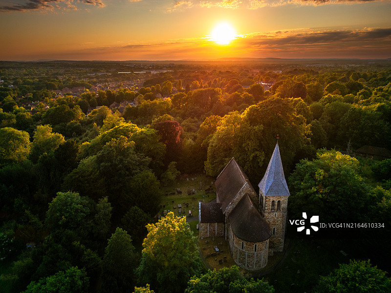 英国克劳利沃思的盎格鲁-撒克逊圣尼古拉斯教堂鸟瞰图图片素材