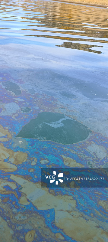 码头海面被渔船清洗后的油污覆盖图片素材