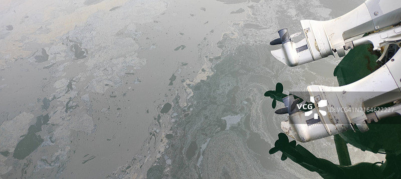 码头海面被渔船清洗后的油污覆盖图片素材