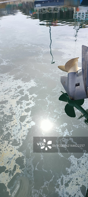 码头海面被渔船清洗后的油污覆盖图片素材