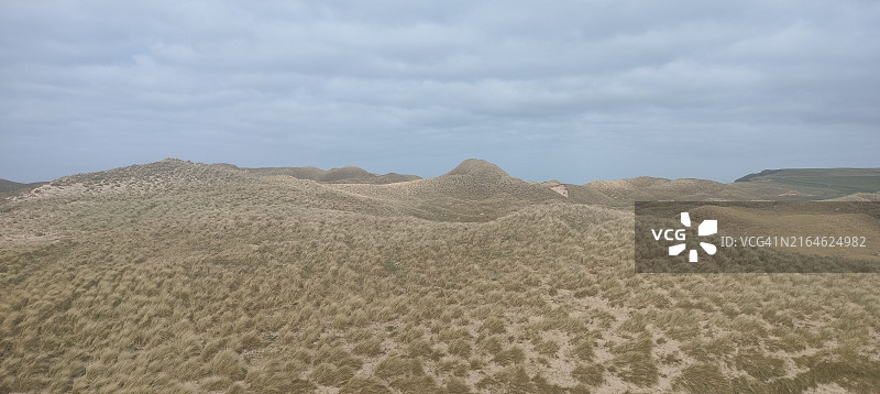 阳光明媚的巴尔纳基尔海湾荒野沙丘图片素材