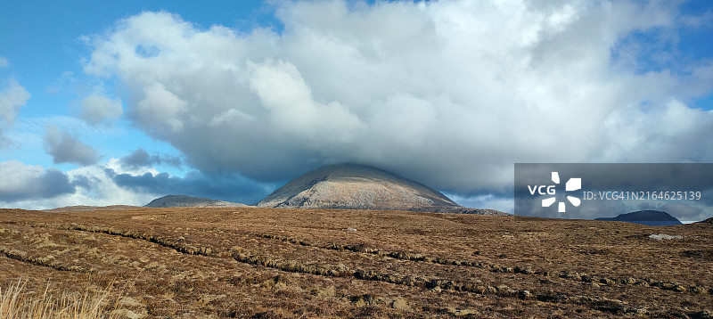 福伊纳文山顶笼罩着厚厚的云层图片素材