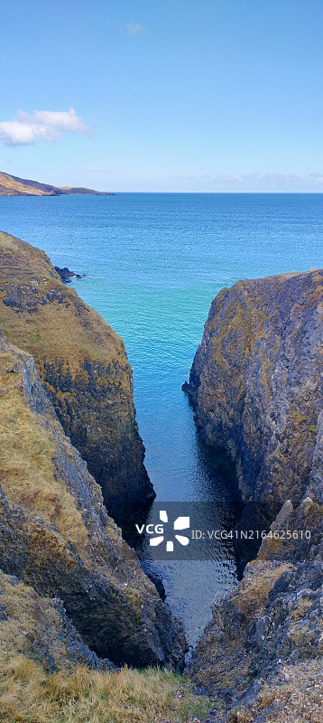 阳光明媚的日子里，巴尔奈基尔海湾的海景，沙滩和海岩图片素材