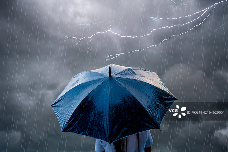 清爽春日，雨滴落在黑色雨伞上图片素材