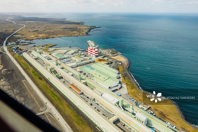 冰岛雷克雅未克市工业区和公路的飞机视角图片素材