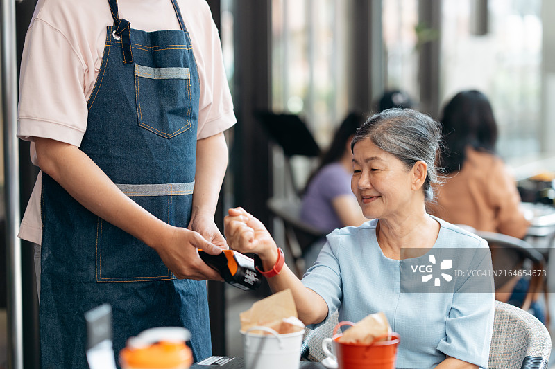 在商店使用智能手表进行非接触支付图片素材