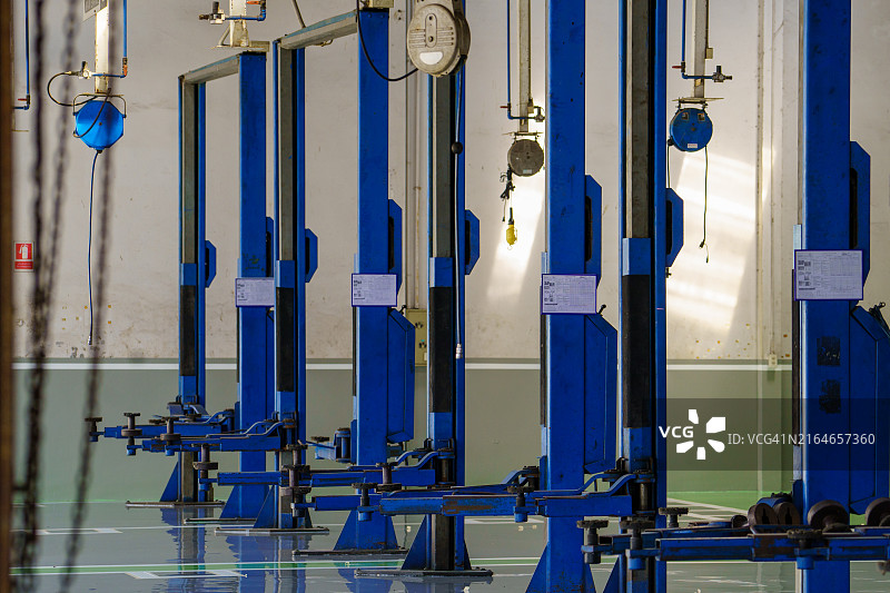 汽车修理店的液压升降机图片素材