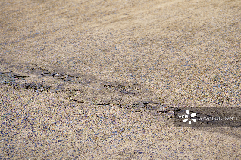 混凝土人行道上的裂缝图片素材