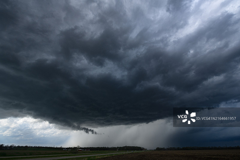 阴郁的风暴照片，爱荷华州伯灵顿图片素材