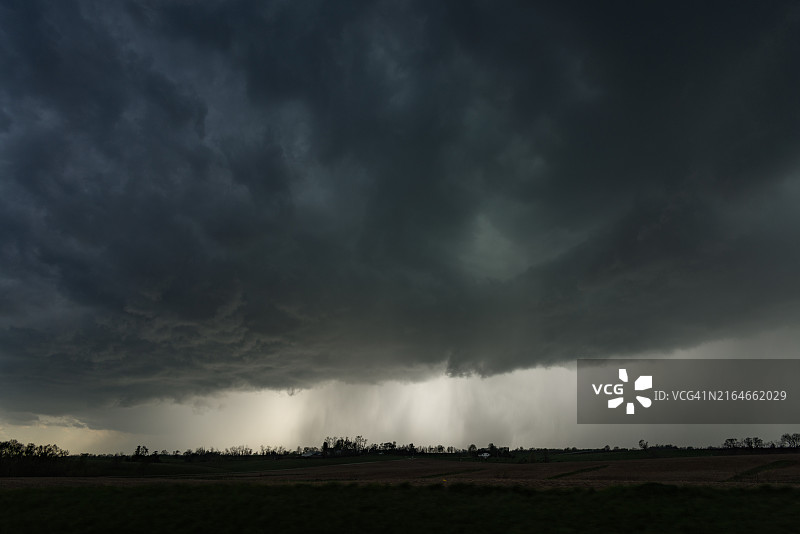 暴风雨来临前的景象，爱荷华州伯灵顿图片素材