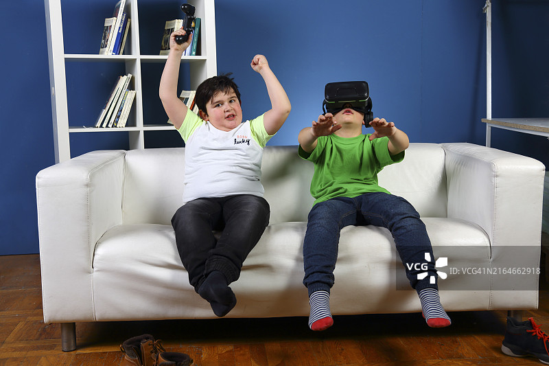两个男孩玩游戏图片素材