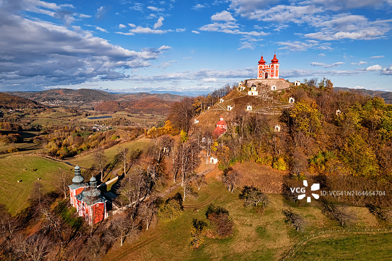 斯洛伐克班斯卡什佳夫尼察的卡尔瓦里航拍景观图片素材