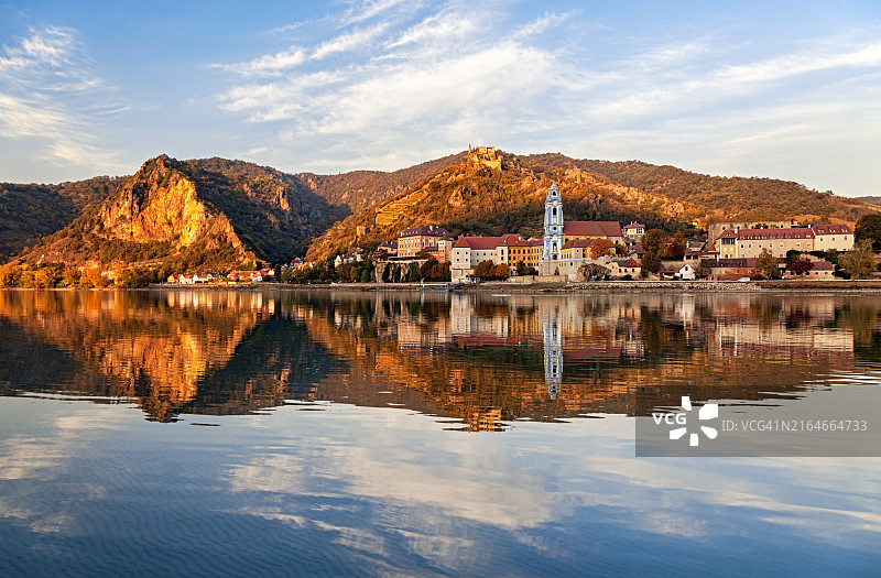奥地利瓦豪河谷多恩施泰因老镇秋夜景色及多瑙河倒影图片素材