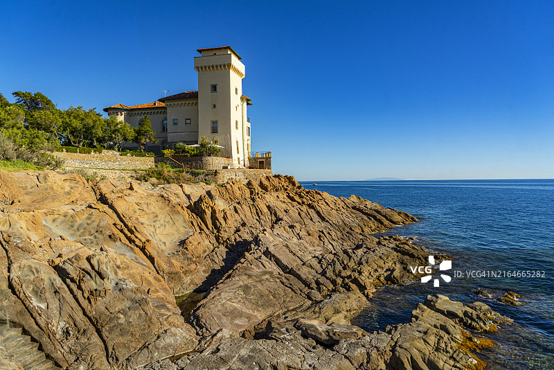 托斯卡纳博卡莱城堡的第勒尼安海海岸风光图片素材