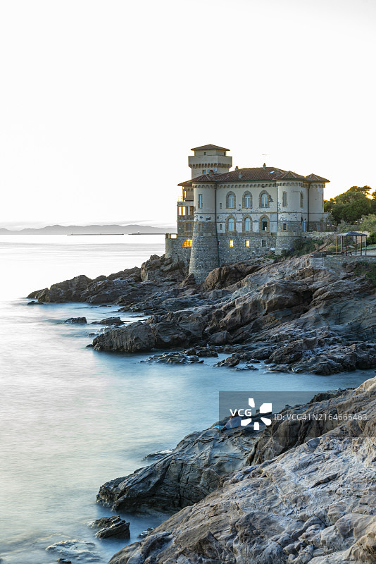 托斯卡纳博卡莱城堡的第勒尼安海海岸风光图片素材