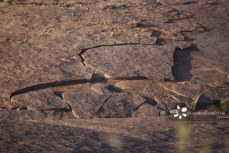 南非奥格拉比斯瀑布国家公园的龟裂岩石路面图片素材