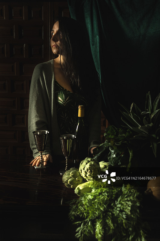 神秘明暗对比风格的居家女人图片素材