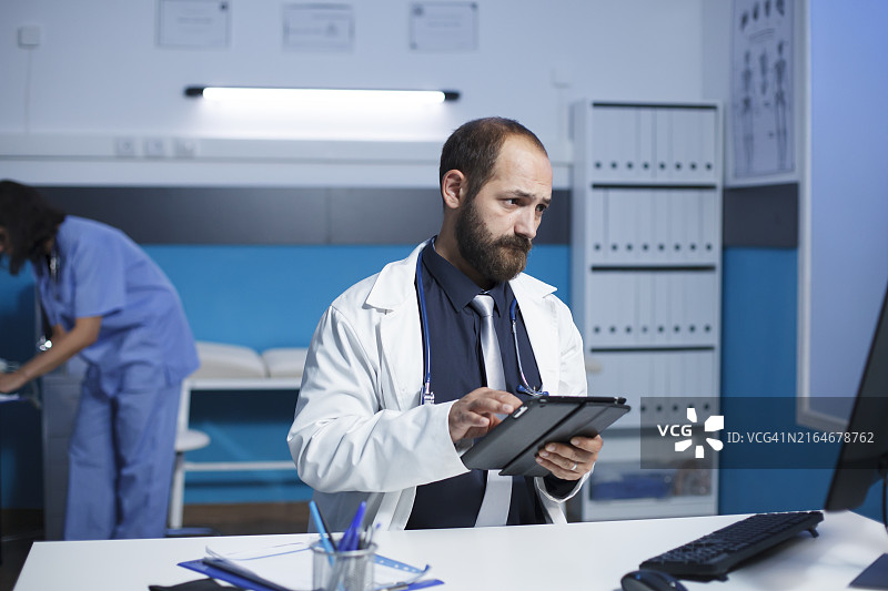 医生在诊所中使用技术图片素材