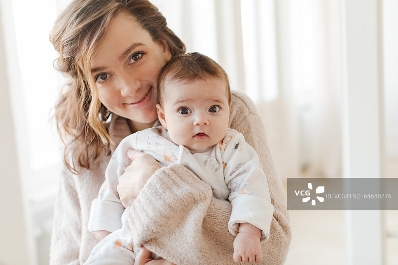 母亲抱着女婴人像图片素材