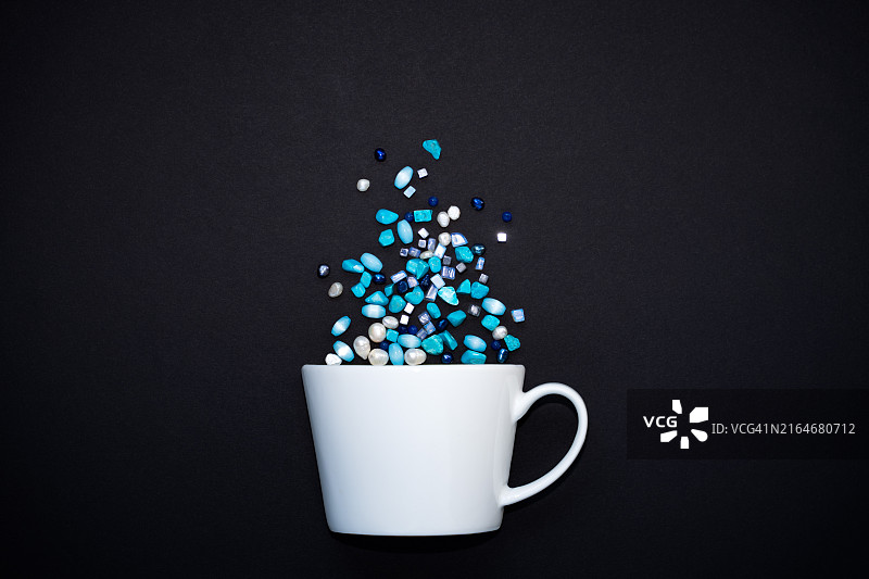 带宝石的空白白色陶瓷马克杯，法国图片素材